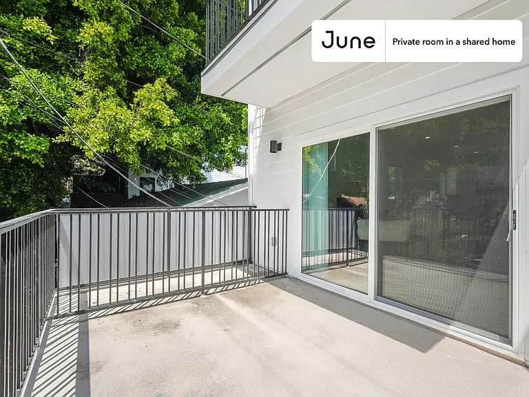 1321 N June St #C — Photo 11