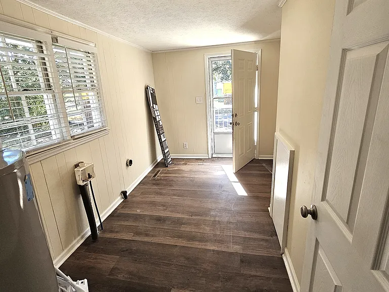 438 Thompson St — Photo 13