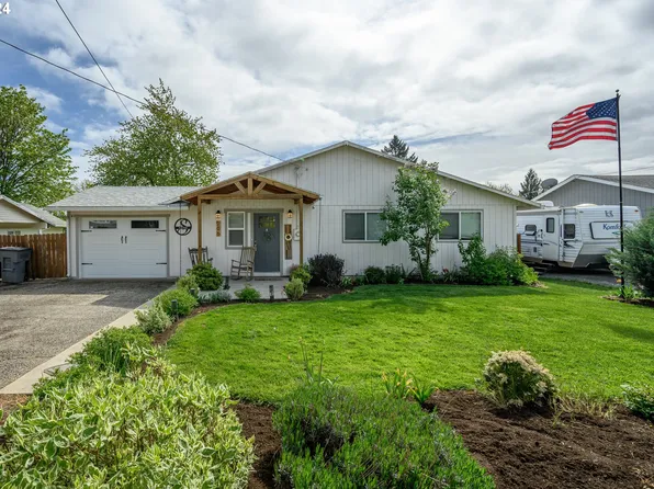 206 N 6th St, Carlton, OR 97111