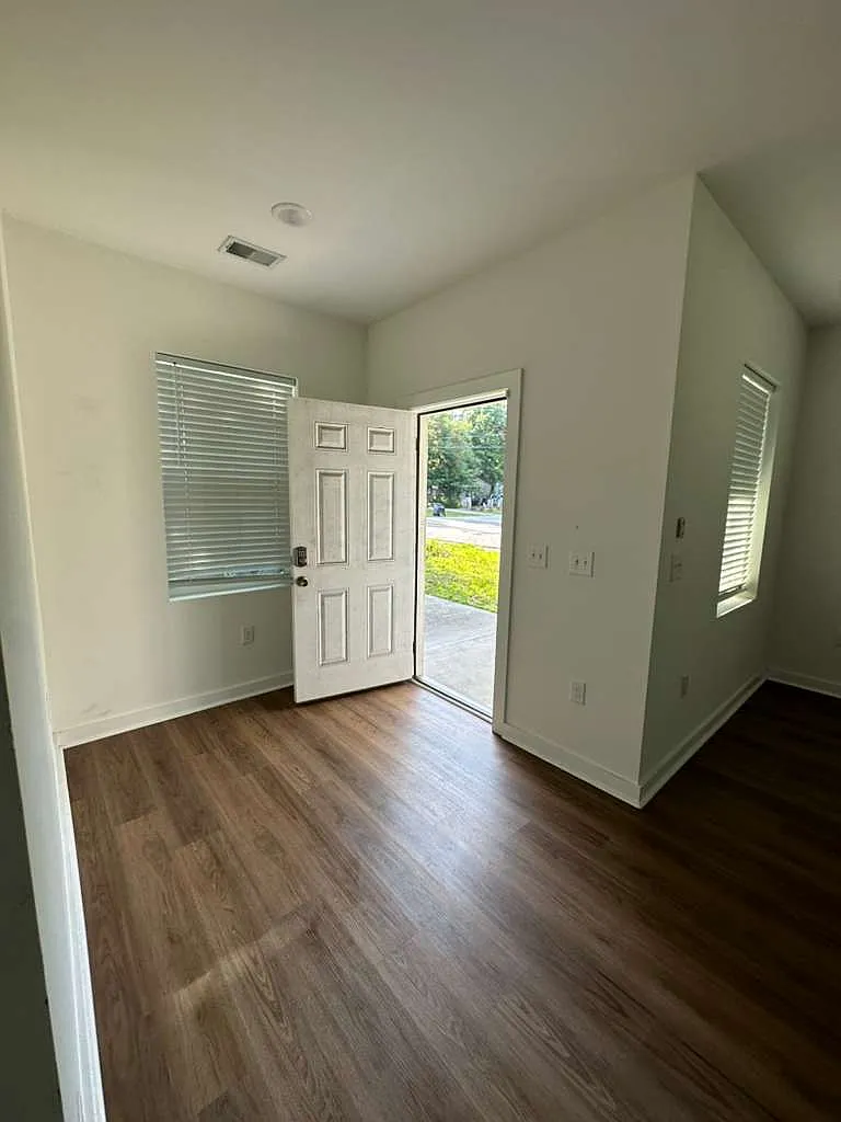 3 bed, 1289 sqft, $2,400 — Photo 3