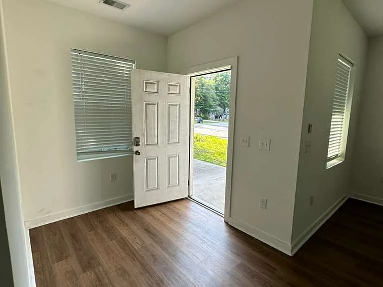 2635 S Allen Dr — Photo 2