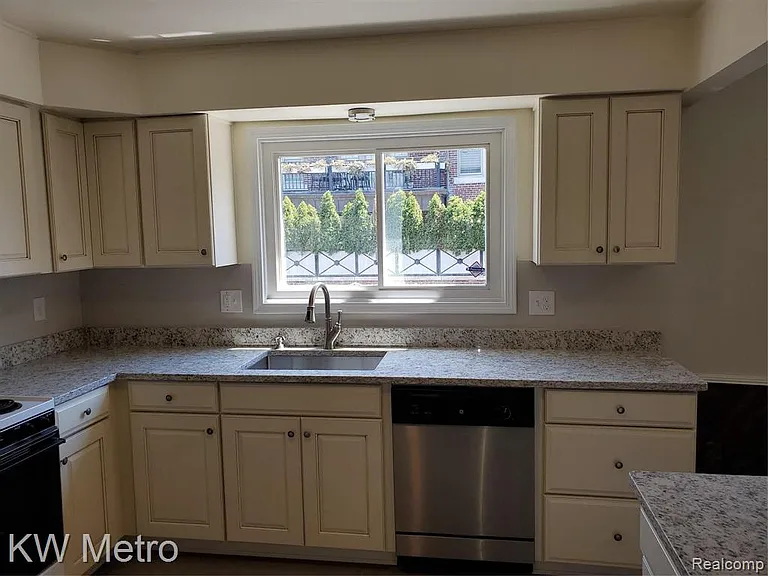 553 N Old Woodward Ave — Photo 3