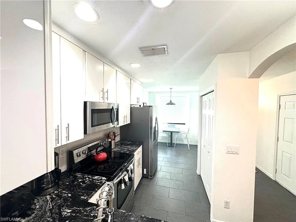 3 bed, 2.5 bath, 1406 sqft, $4,500 — Photo 4