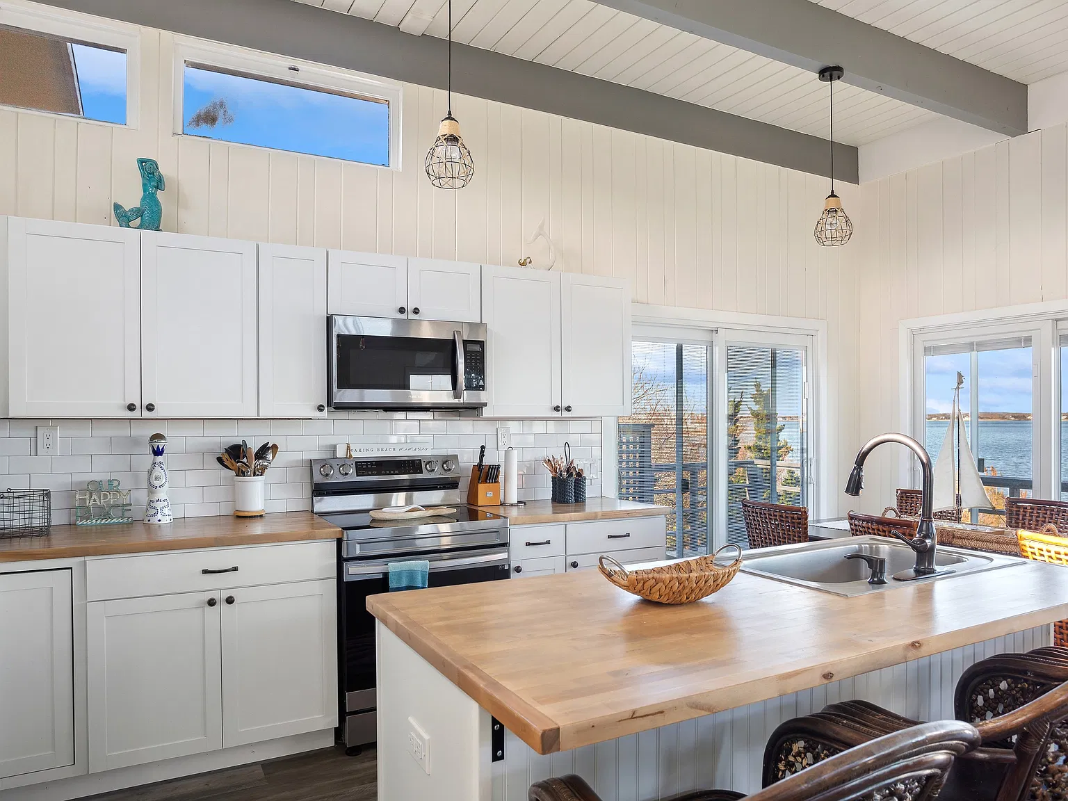 Dune Road Bayfront Bungalow — Photo 4