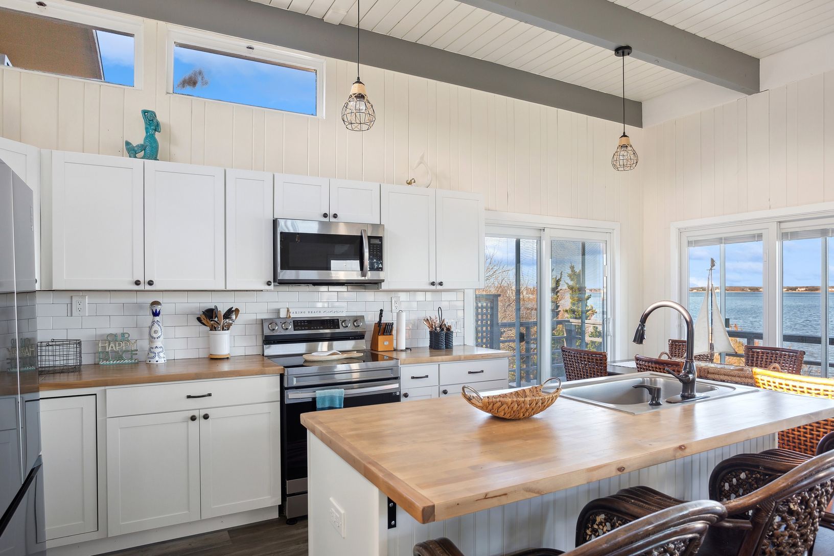  Open Kitchen with breakfast Bar