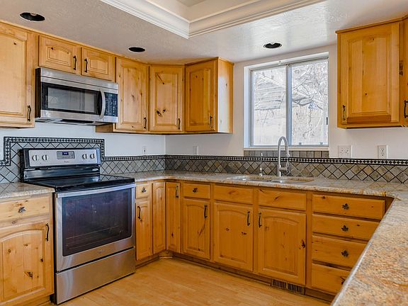 4th image of 9872 N Meadow Dr