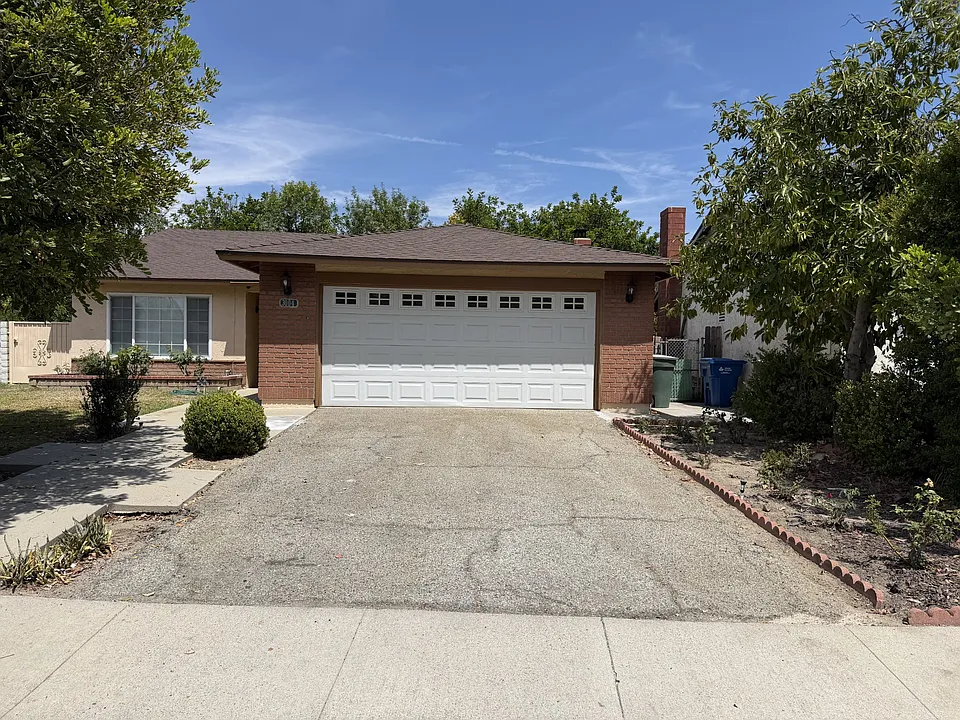 3004 E Cindy St