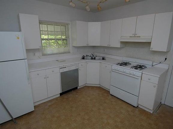5th image of 133 Goodrich Ave