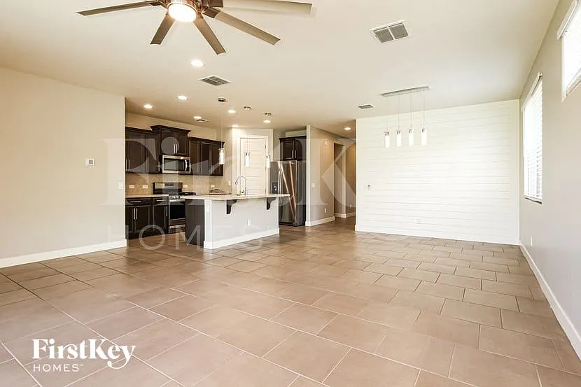 3 bed, 2.0 bath, 1680 sqft, $2,050 — Photo 2
