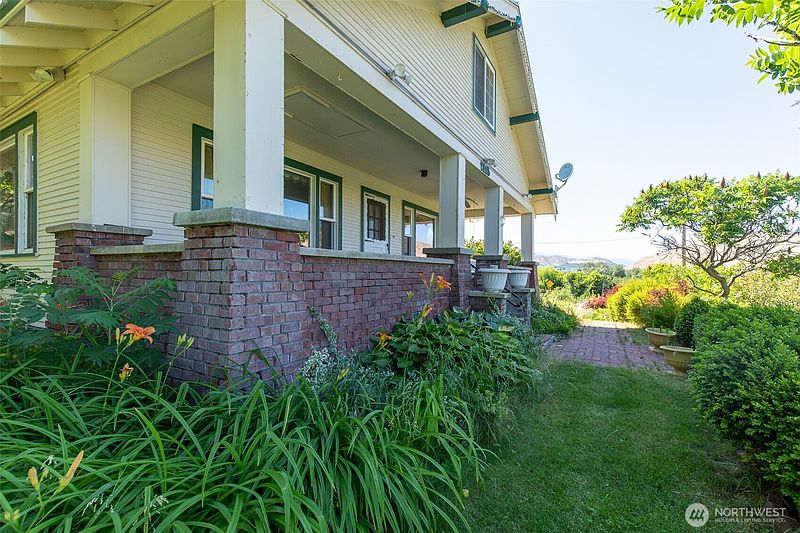2nd image of 2115 Sleepy Hollow Road