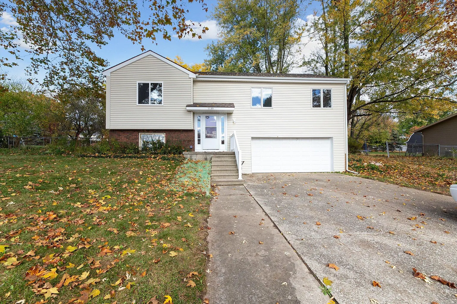 1135 Autumn Dr photo 1