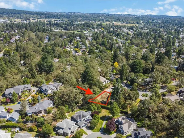 929 Woodhall Ln, Saanich, BC V8X 3L7