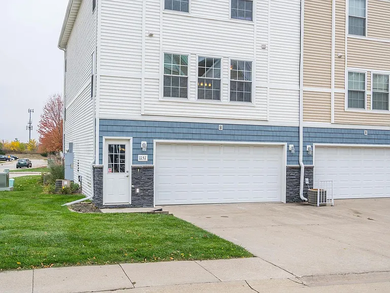 1151 SE Village View Ln — Photo 4