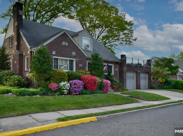 585 Monroe Pl, Ridgefield, NJ 07657
