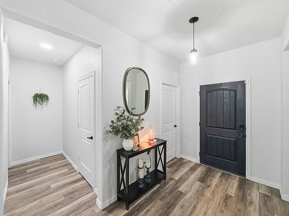 5th image of 208 Crest Ln