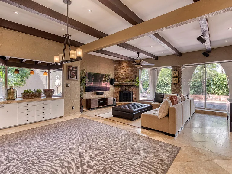 Living Room - 12ft high ceilings