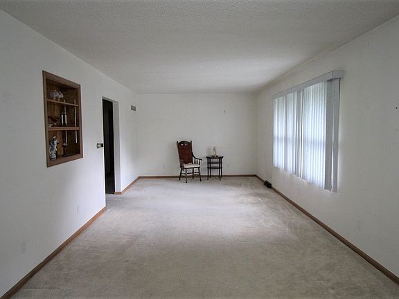 5th image of 141 Green Meadows Dr