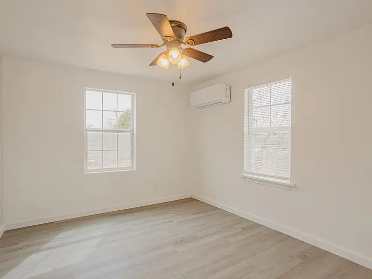 809 Wilson St — Photo 11