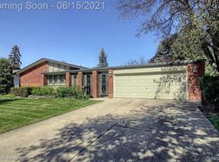 900 Crescent Ln, Grosse Pointe Woods, MI 48236
