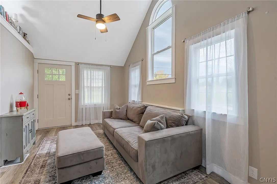 2 bed, 1.0 bath, 672 sqft, $1,350 — Photo 3