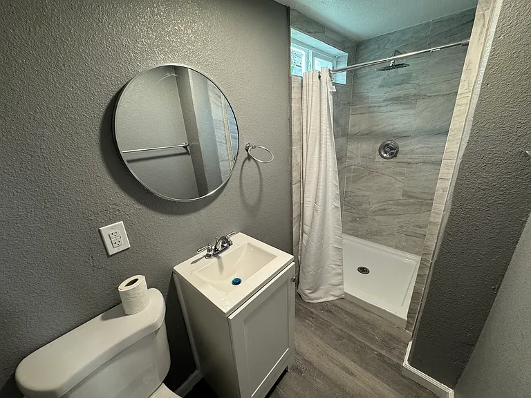 542 E Locust St #4 — Photo 2