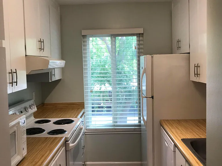 2600 Laguna Cir #E — Photo 11