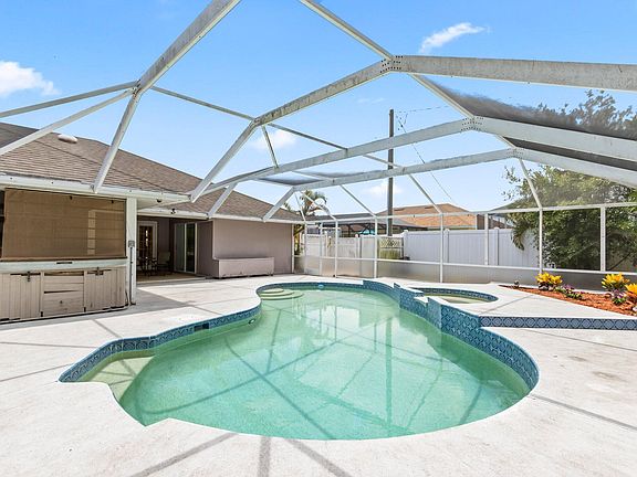 3rd image of 2557 SE Calusa Avenue