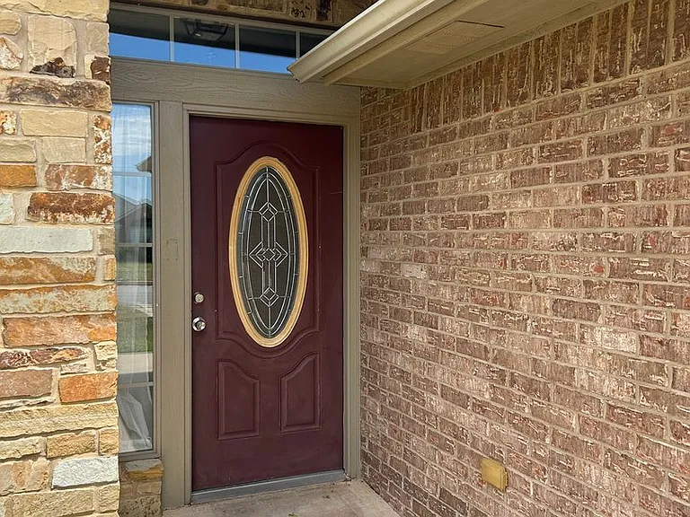 211 NW Cherry Ave — Photo 3
