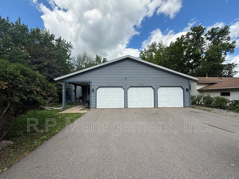 555 Lake Cove Ct — Photo 1