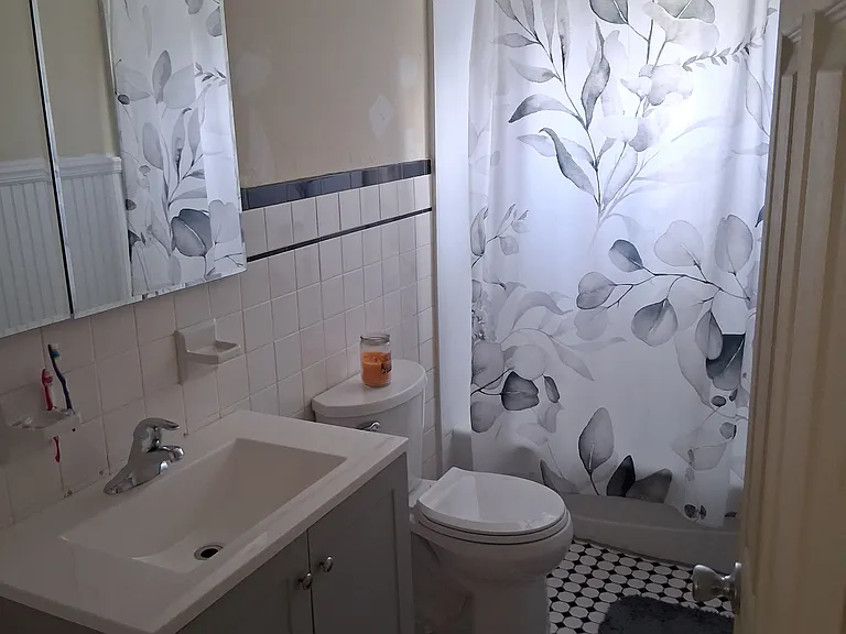 1906 N Webster Ave — Photo 16