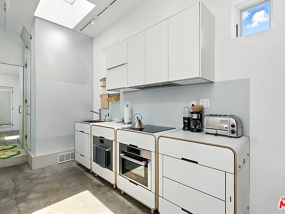 5th image of 2722 6th St Unit B