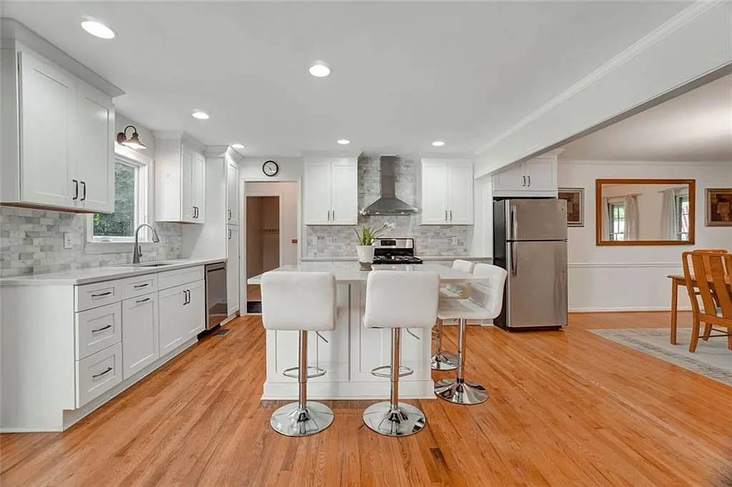 4 bed, 2.5 bath, 2356 sqft, $4,250 — Photo 2