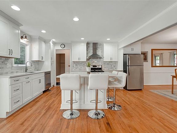 2nd image of 295 Oakmere Dr