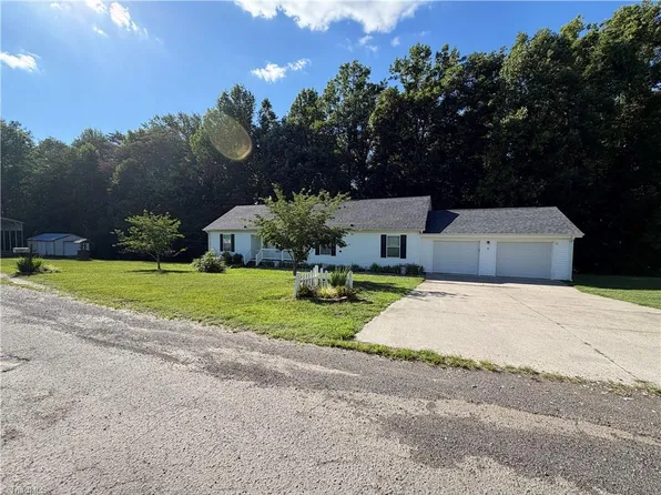 3826 Running Deer Rd, Jonesville, NC 28642