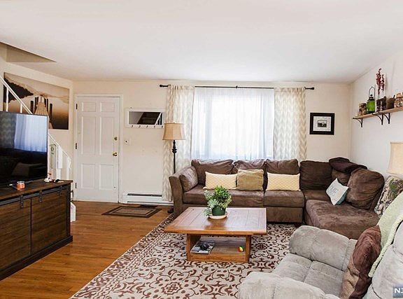 3rd image of 39 Oak St
