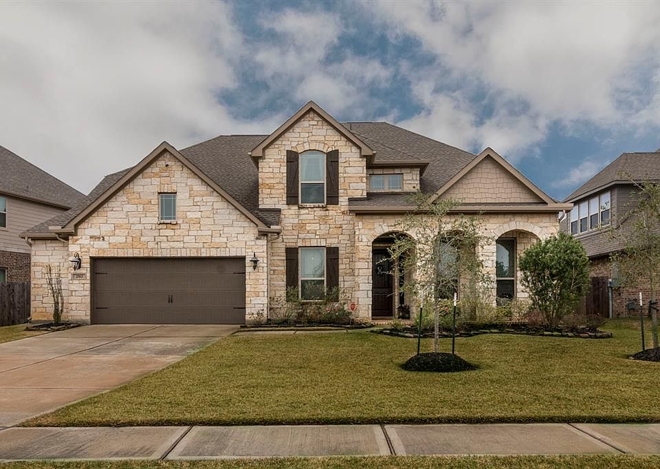 Welcome home. Beautiful curb appeal with stone elevation. This home has NEVER flooded!