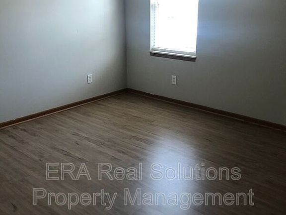 4th image of 174 W Main St