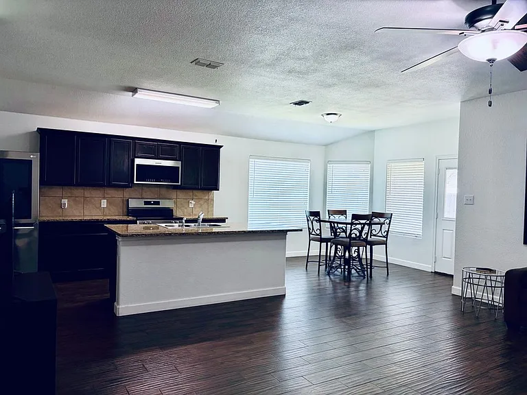 520 Cantebury Park Ln — Photo 5