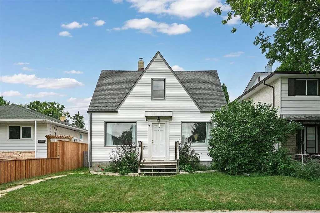 371 McKay Ave. — Photo 1