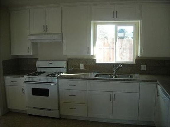 5th image of 300 Walnut Dr