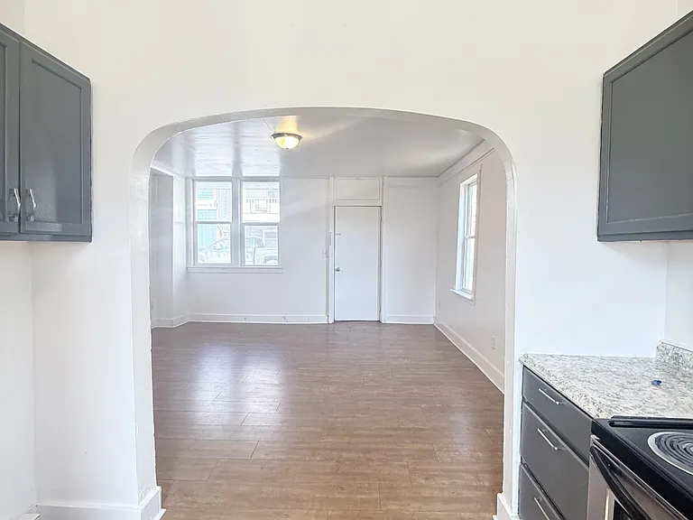 110 E Market St #7 — Photo 3