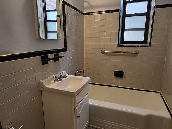 5th image of 2280 Burnett St APT 5E