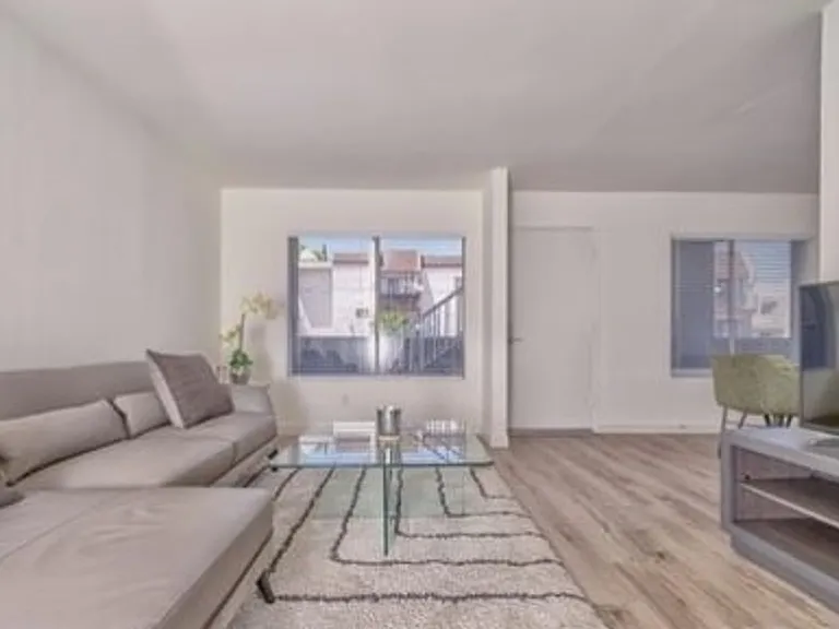 7326 Haskell Ave — Photo 22