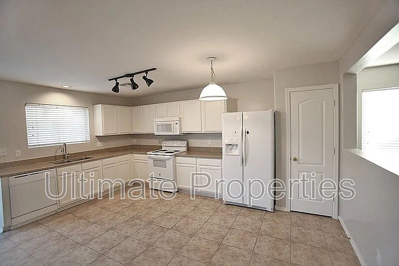 3 bed, 2.5 bath, 1874 sqft, $1,995 — Photo 3