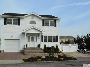 2905 Shore Rd, Seaford, NY 11783