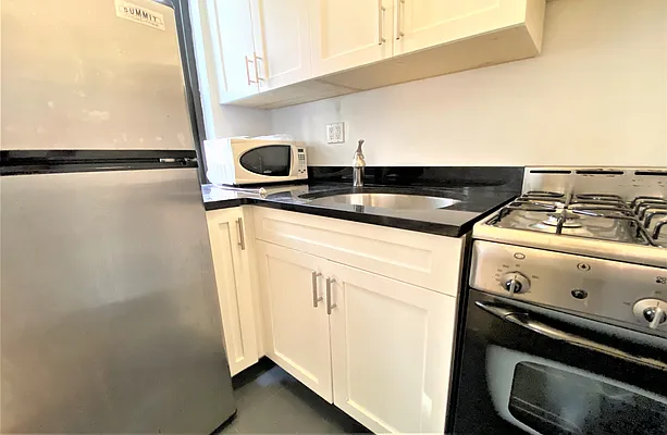 Rented by Manhattan Realty Group | media 13