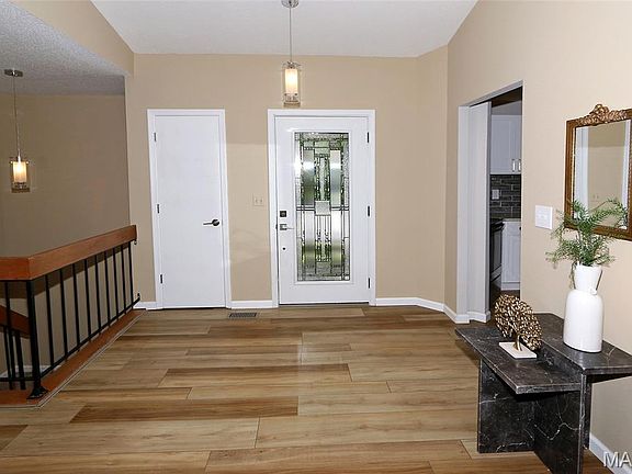 2nd image of 390 Windsor Pl #E