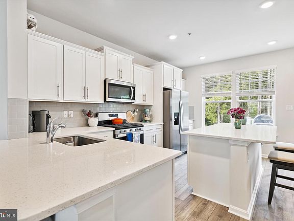 2nd image of 2053 Hinshaw Dr #133