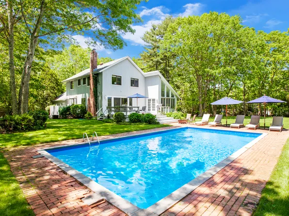 https://photos.zillowstatic.com/fp/82007476857763ad86137dbd292d66e0-p_e.webp