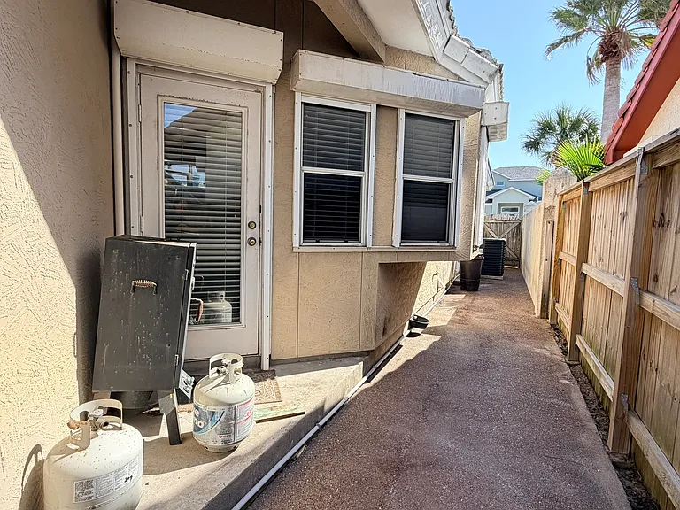 13806 Primavera Dr — Photo 30
